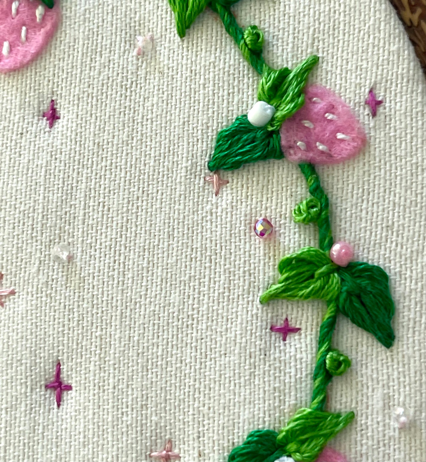 Strawberry Wreath Whisker Keeper
